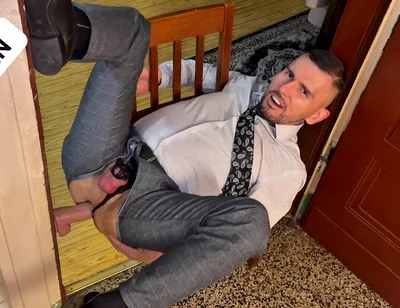 Gentlemen Exposed His Mancunt and Squirts Like Girl