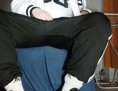 The Dregsau Dj-bro Pisses in His Pants.
