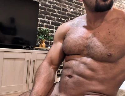 Bodybuilder Benji Bastian Strokes Thick Cock
