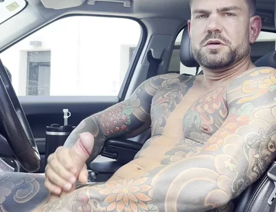 Guy Masturbates in the Car