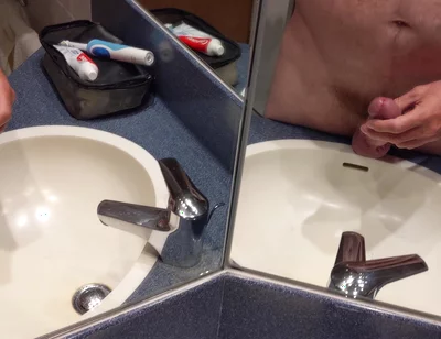 Hotel Bathroom Wanking and Cumming in Front of the Mirrors - Rockardglans