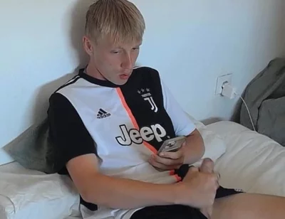 [face Reveal] Soccer Bro Jerks off in Bed