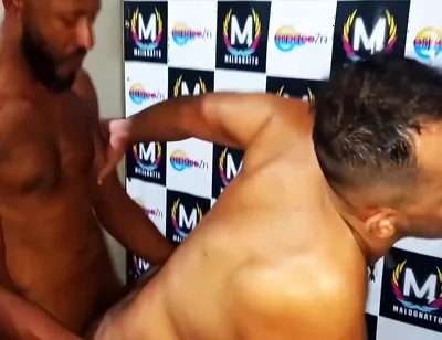 Socyal Sem Camisa In Sexo Gay A Tres E Ao Vivo No Palco De Uma Casa De Surubao Masculino No Brasil
