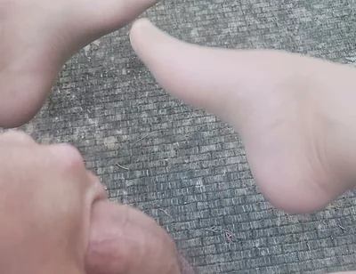 Cumming Hard Outdoors in Nylons