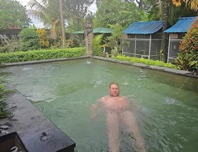 Jimbob Wanking in Pool