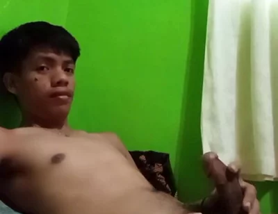 Philippino Twink Boy Jerks off in Bed, Huge Cumshot!