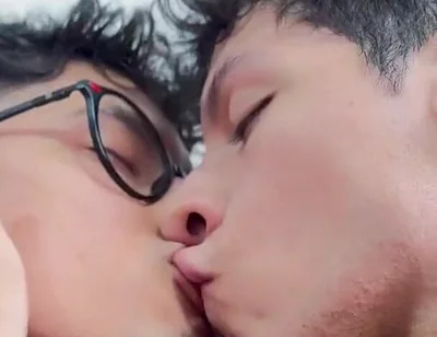 Uff I Want to Come!! Friends Give Each Other a Delicious Handjob and Eat Each Other with Kisses