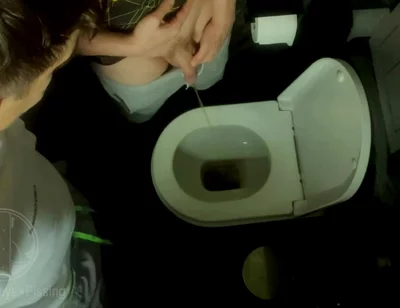 Amateur Boys Peeing Together