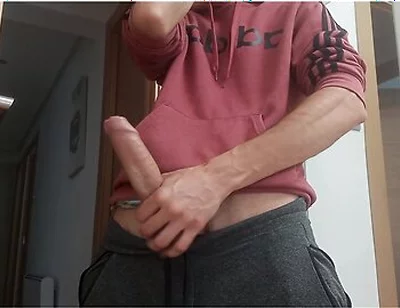 I Finish The Rich Handjob Of This Huge Hard Cock That Spreads The Sperm In Jets Everywhere