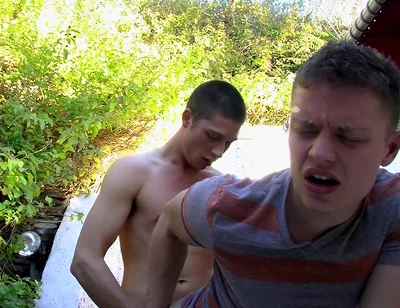 A horny college boy hook up!