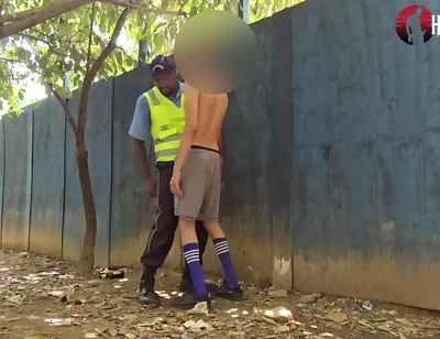 Segurança fazendo pegação atrás da obra escondido