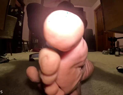 Worship My Feet While I Game!